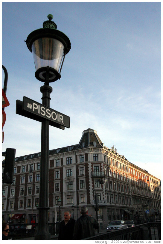 Pissoir.  Nyhavn (New Harbor).