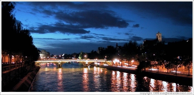 A bridge over the Seine at night.