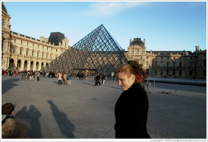 Eve in front of Louvre.