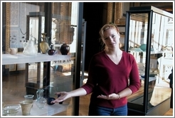 Louvre.  Eve pretending to sell ceramics that kind of look like 2nd hand goods.