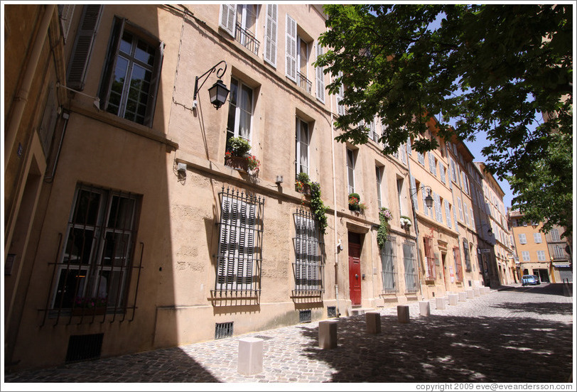 Rue Cardinale.  Quartier Mazarin.