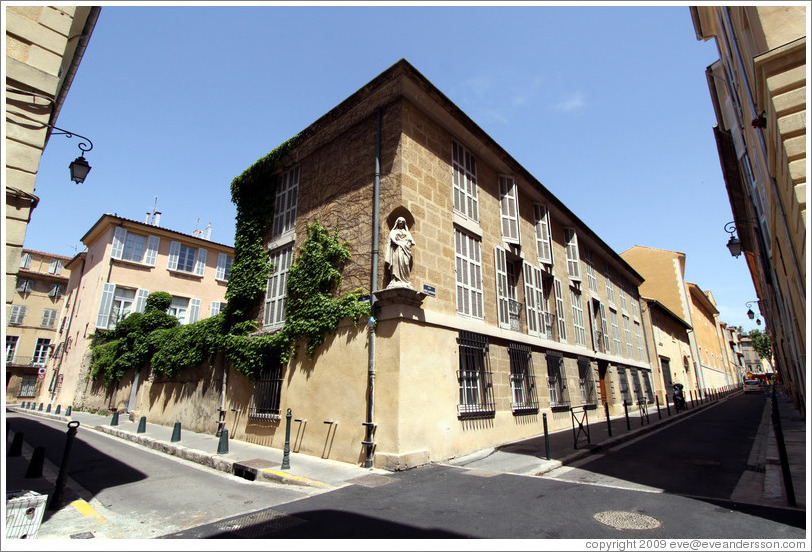 Building with an oratory representing (probably) the Virgin Mary.  Corner of 	
Rue Roux-Alpheran and Rue Peyssonnel.  Quartier Mazarin.