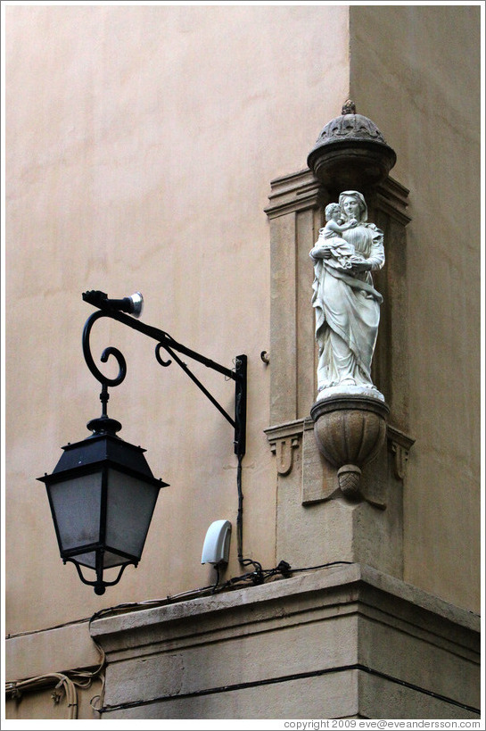 Oratory, probably depicting the Virgin Mary.  Corner of Cours Mirabeau and Rue du 4 Septembre.