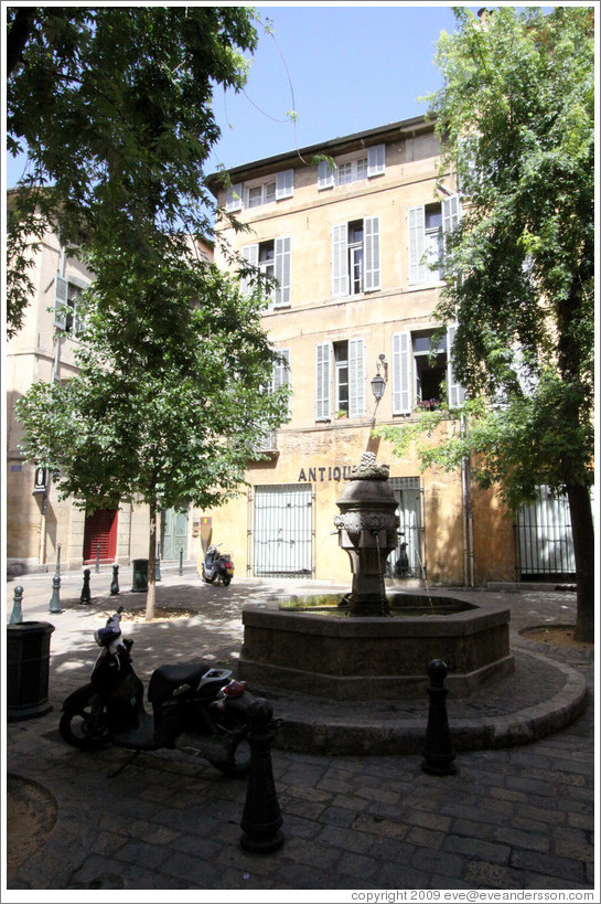 Fontaine des Trois Ormeaux.  Old town.