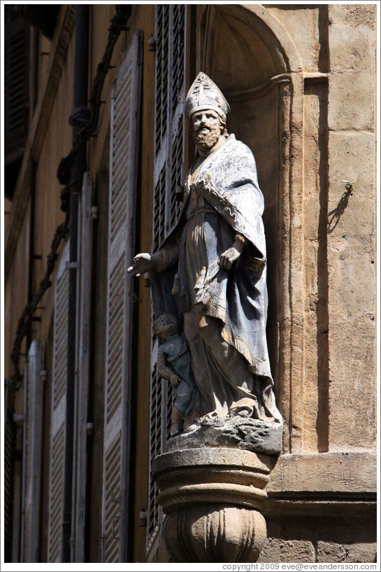 Oratory depicting a cardinal and a child.  Corner of Rue des Bagniers and Rue Marius Reynaud.  Old town.