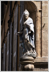 Oratory depicting a cardinal and a child.  Corner of Rue des Bagniers and Rue Marius Reynaud.  Old town.