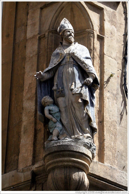 Oratory depicting a cardinal and a child.  Corner of Rue des Bagniers and Rue Marius Reynaud.  Old town.