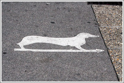 Dog and arrow, painted on the sidewalk.  Corner of Rue des Bagniers and Rue Marius Reynaud.  Old town.