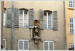 Oratory depicting a man and a dog.  A pigeon sits on the dog's head.  Rue Espariat at Rue de la Masse.  Old town.