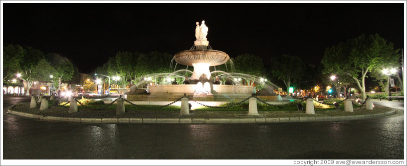 Fontaine de la Rotonde at night.