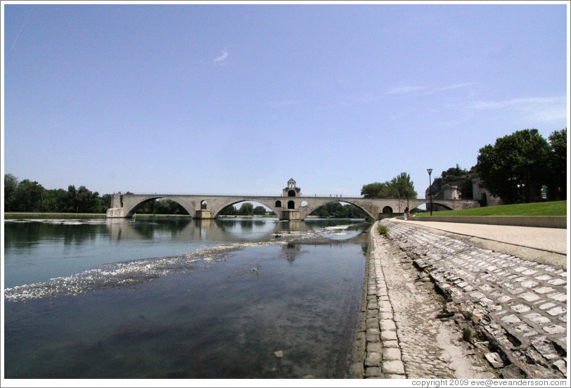 Pont Saint-B?zet, a.k.a. Pont d'Avignon, built between 1171 and 1185.