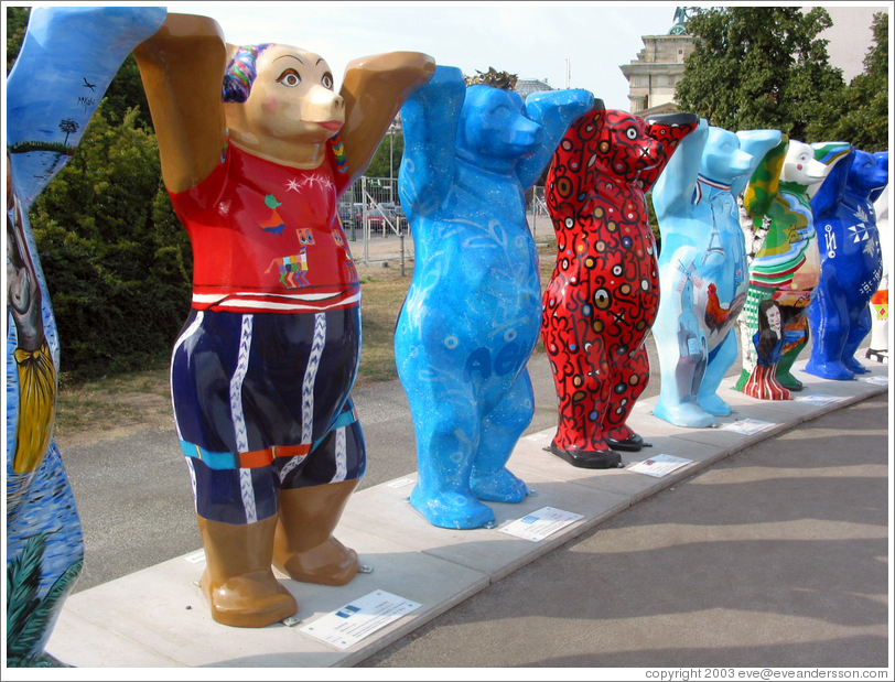 "United Buddy Bears 2003", near the Brandenburg Gate, promoting international understanding and tolerance.