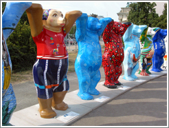 "United Buddy Bears 2003", near the Brandenburg Gate, promoting international understanding and tolerance.