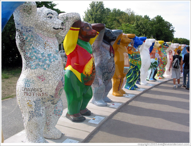 "United Buddy Bears 2003", near the Brandenburg Gate, promoting international understanding and tolerance.