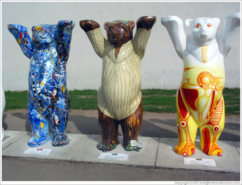 "United Buddy Bears 2003", near the Brandenburg Gate, promoting international understanding and tolerance.