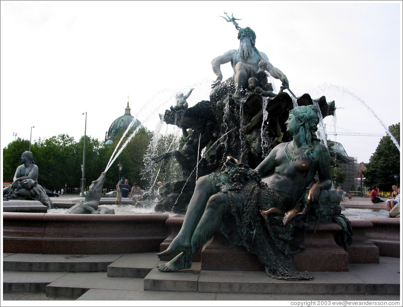 fountain-near-the-tv-tower-at-alexanderplatz-photo-id-10492-berlin