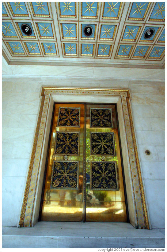 Gold-colored door of the Archaeological Institute (&#913;&#961;&#967;&#945;&#953;&#959;&#955;&#959;&#947;&#953;&#954;&#942; E&#964;&#945;&#953;&#961;&#949;&#943;&#945;).