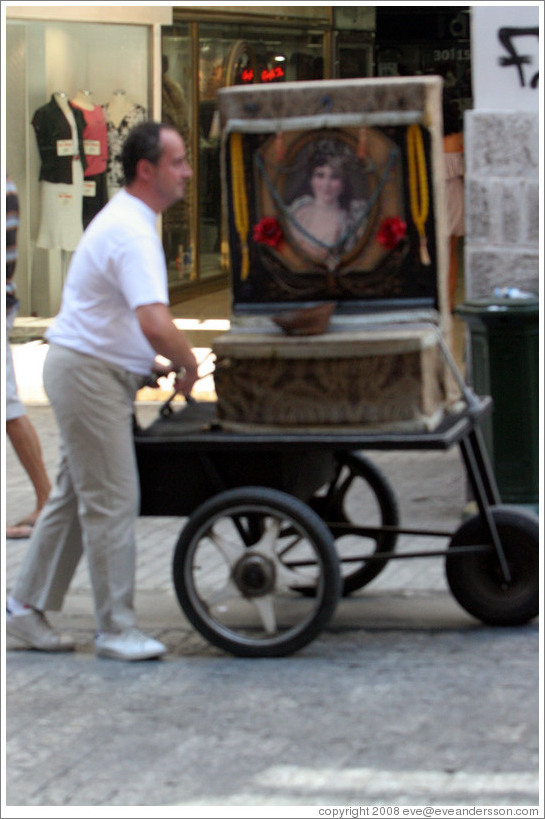 Laterna player.  Ermou (&#917;&#961;&#956;&#959;&#973;) street.