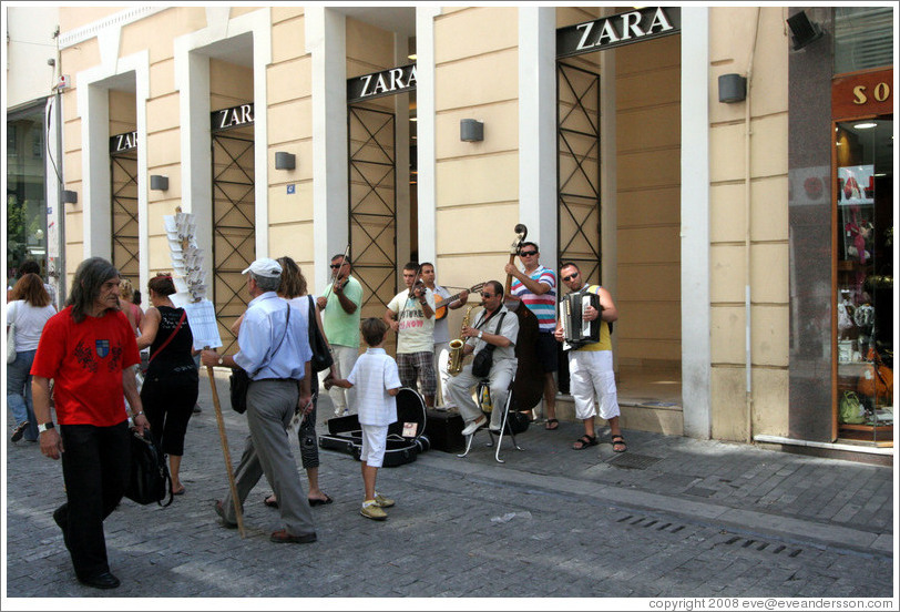 Street performers.  Ermou (&#917;&#961;&#956;&#959;&#973;) street.