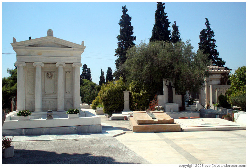 The First Cemetery of Athens (&#928;&#961;&#974;&#964;&#959; &#925;&#949;&#954;&#961;&#959;&#964;&#945;&#966;&#949;&#943;&#959; &#913;&#952;&#951;&#957;&#974;&#957;).