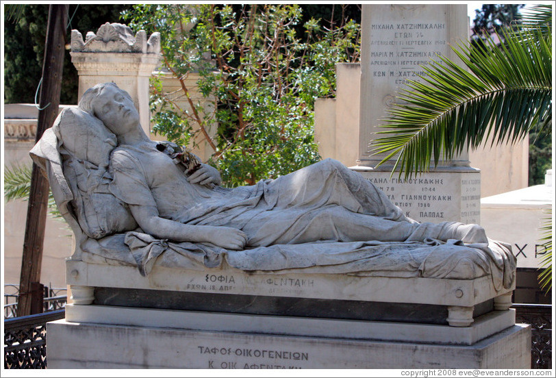 Sculpture of sleeping woman at the First Cemetery of Athens (&#928;&#961;&#974;&#964;&#959; &#925;&#949;&#954;&#961;&#959;&#964;&#945;&#966;&#949;&#943;&#959; &#913;&#952;&#951;&#957;&#974;&#957;).  Title: Koimomeni (&#922;&#959;&#953;&#956;&#969;&#956;&#941;&#957;&#951;).  Artist: Yiannoulis Halepas (&#915;&#953;&#945;&#957;&#957;&#959;&#973;&#955;&#951;&#962; &#935;&#945;&#955;&#949;&#960;&#940;&#962;).  Year: 1978.