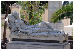 Sculpture of sleeping woman at the First Cemetery of Athens (&#928;&#961;&#974;&#964;&#959; &#925;&#949;&#954;&#961;&#959;&#964;&#945;&#966;&#949;&#943;&#959; &#913;&#952;&#951;&#957;&#974;&#957;).  Title: Koimomeni (&#922;&#959;&#953;&#956;&#969;&#956;&#941;&#957;&#951;).  Artist: Yiannoulis Halepas (&#915;&#953;&#945;&#957;&#957;&#959;&#973;&#955;&#951;&#962; &#935;&#945;&#955;&#949;&#960;&#940;&#962;).  Year: 1978.