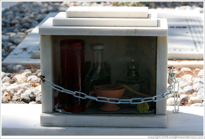 A "locker" containing things to be used when visiting a grave, including a candle and cleaning supplies.  The First Cemetery of Athens (&#928;&#961;&#974;&#964;&#959; &#925;&#949;&#954;&#961;&#959;&#964;&#945;&#966;&#949;&#943;&#959; &#913;&#952;&#951;&#957;&#974;&#957;).