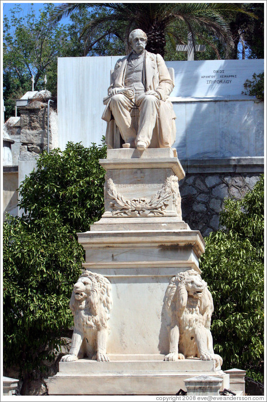 Averof family grave.  The First Cemetery of Athens (&#928;&#961;&#974;&#964;&#959; &#925;&#949;&#954;&#961;&#959;&#964;&#945;&#966;&#949;&#943;&#959; &#913;&#952;&#951;&#957;&#974;&#957;).