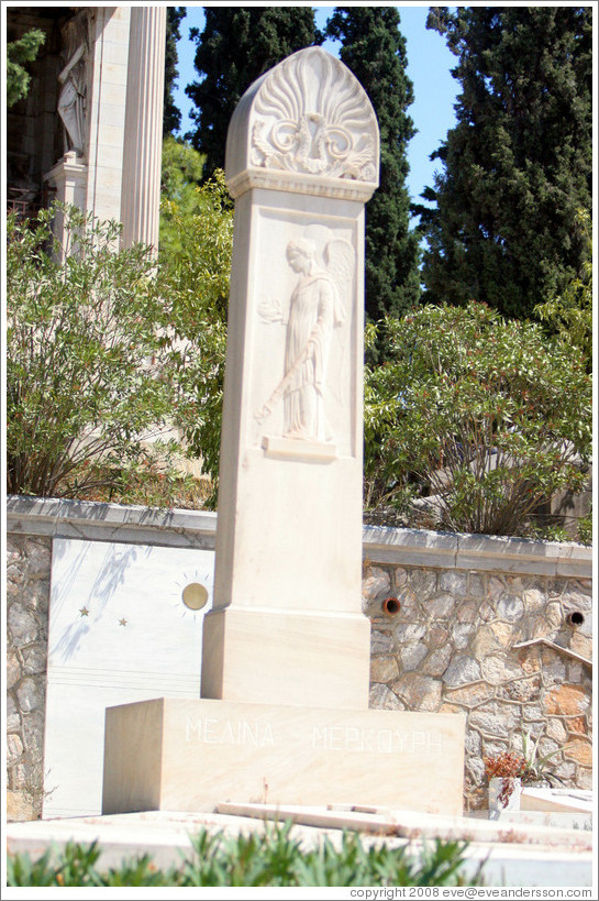 Grave of actress Melina Mercouri (&#924;&#949;&#955;&#943;&#957;&#945; &#924;&#949;&#961;&#954;&#959;&#973;&#961;&#951;).  The First Cemetery of Athens (&#928;&#961;&#974;&#964;&#959; &#925;&#949;&#954;&#961;&#959;&#964;&#945;&#966;&#949;&#943;&#959; &#913;&#952;&#951;&#957;&#974;&#957;).