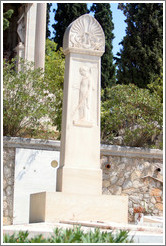 Grave of actress Melina Mercouri (&#924;&#949;&#955;&#943;&#957;&#945; &#924;&#949;&#961;&#954;&#959;&#973;&#961;&#951;).  The First Cemetery of Athens (&#928;&#961;&#974;&#964;&#959; &#925;&#949;&#954;&#961;&#959;&#964;&#945;&#966;&#949;&#943;&#959; &#913;&#952;&#951;&#957;&#974;&#957;).