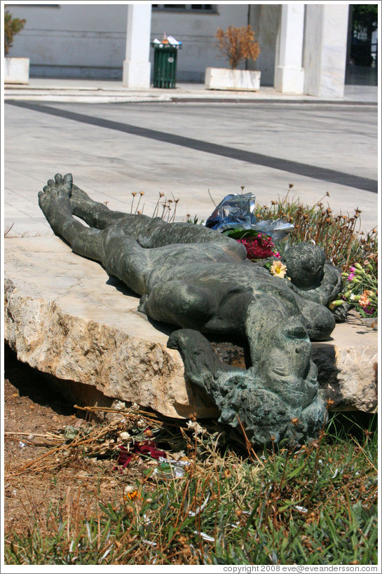 Monument depicting a mother during the German occupation of Greece in the 2nd World War.  The First Cemetery of Athens (&#928;&#961;&#974;&#964;&#959; &#925;&#949;&#954;&#961;&#959;&#964;&#945;&#966;&#949;&#943;&#959; &#913;&#952;&#951;&#957;&#974;&#957;).