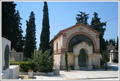 Ossuary, a building used for the storage of bones that have been removed from tombs to make room for new burials.  The First Cemetery of Athens (&#928;&#961;&#974;&#964;&#959; &#925;&#949;&#954;&#961;&#959;&#964;&#945;&#966;&#949;&#943;&#959; &#913;&#952;&#951;&#957;&#974;&#957;).