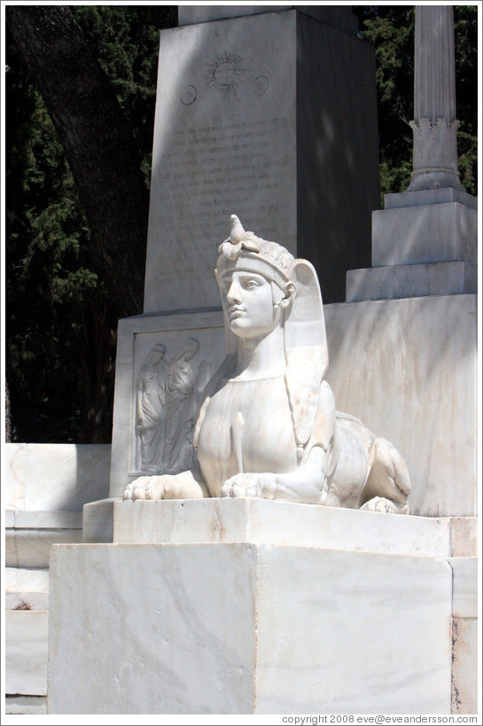 Sphinx-like figure.  The First Cemetery of Athens (&#928;&#961;&#974;&#964;&#959; &#925;&#949;&#954;&#961;&#959;&#964;&#945;&#966;&#949;&#943;&#959; &#913;&#952;&#951;&#957;&#974;&#957;).