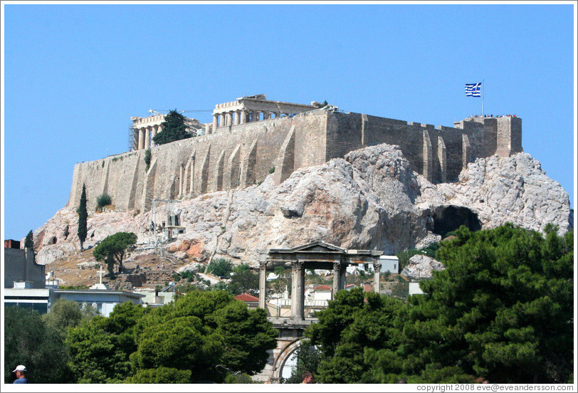 Hadrian's Arch (&#913;&#968;&#943;&#948;&#945; &#964;&#959;&#965; &#913;&#957;&#948;&#961;&#953;&#945;&#957;&#959;&#973;), with the Acropolis (&#913;&#954;&#961;&#972;&#960;&#959;&#955;&#951;) behind.