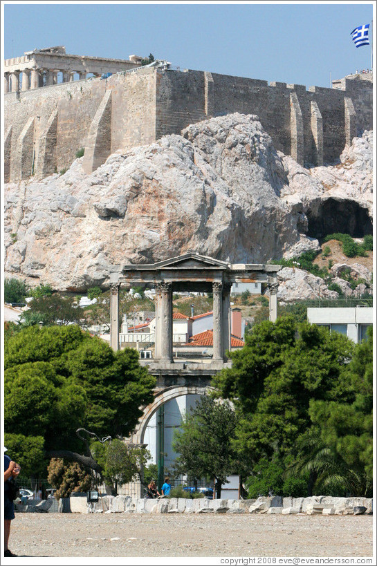 Hadrian's Arch (&#913;&#968;&#943;&#948;&#945; &#964;&#959;&#965; &#913;&#957;&#948;&#961;&#953;&#945;&#957;&#959;&#973;), with the Acropolis (&#913;&#954;&#961;&#972;&#960;&#959;&#955;&#951;) behind.