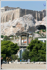 Hadrian's Arch (&#913;&#968;&#943;&#948;&#945; &#964;&#959;&#965; &#913;&#957;&#948;&#961;&#953;&#945;&#957;&#959;&#973;), with the Acropolis (&#913;&#954;&#961;&#972;&#960;&#959;&#955;&#951;) behind.