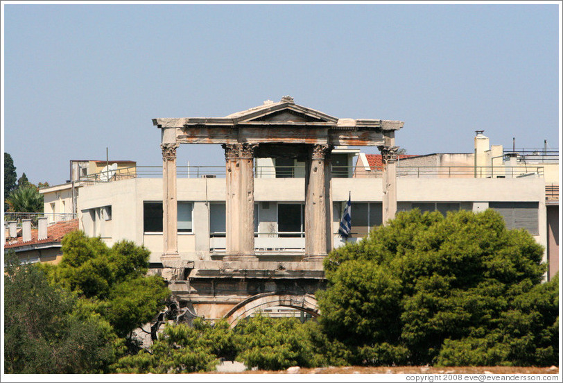 Hadrian's Arch (&#913;&#968;&#943;&#948;&#945; &#964;&#959;&#965; &#913;&#957;&#948;&#961;&#953;&#945;&#957;&#959;&#973;), with modern buildings behind.