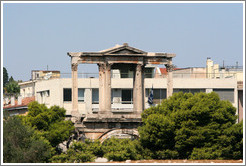 Hadrian's Arch (&#913;&#968;&#943;&#948;&#945; &#964;&#959;&#965; &#913;&#957;&#948;&#961;&#953;&#945;&#957;&#959;&#973;), with modern buildings behind.