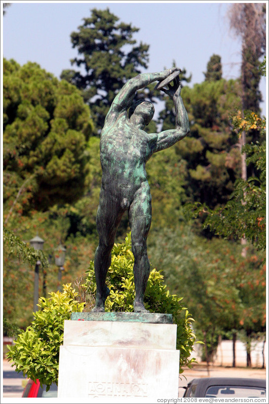 Statue of a discus thrower near the Panathinaiko (&#928;&#945;&#957;&#945;&#952;&#951;&#957;&#945;&#970;&#954;&#972;) Stadium, where the first modern Olympics were held in 1896.