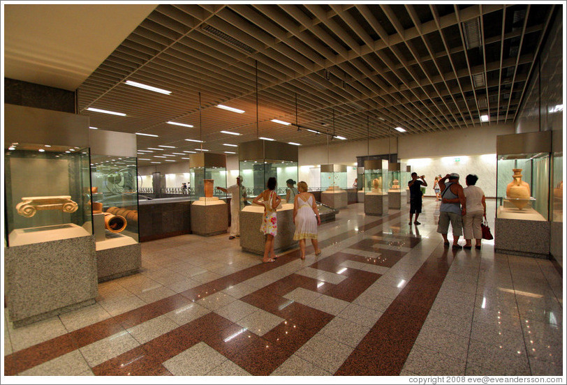 Archaeological display at the Syntagma (&#931;&#973;&#957;&#964;&#945;&#947;&#956;&#945;) metro station.