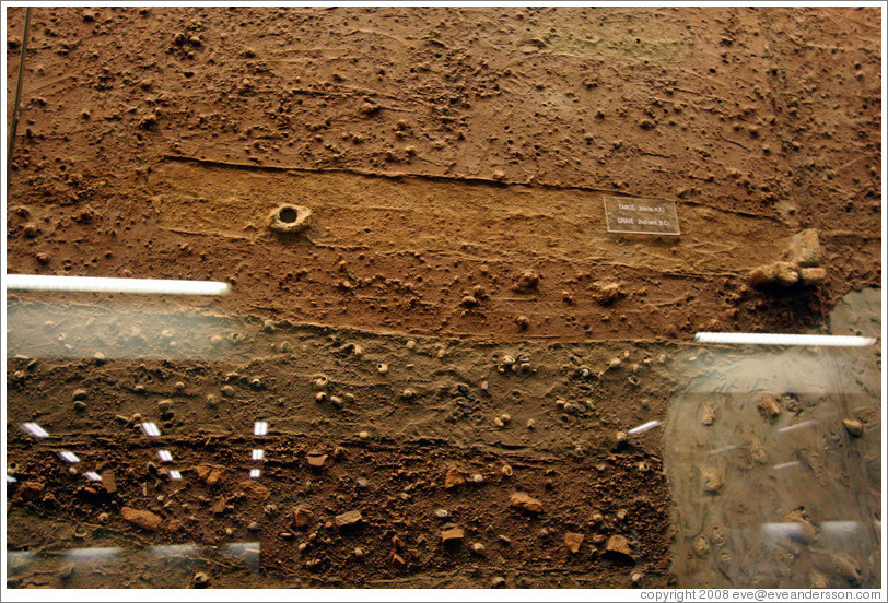 Grave, 2nd century BC.  Archaeological display at the Syntagma (&#931;&#973;&#957;&#964;&#945;&#947;&#956;&#945;) metro station.