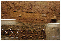 Grave, 2nd century BC.  Archaeological display at the Syntagma (&#931;&#973;&#957;&#964;&#945;&#947;&#956;&#945;) metro station.