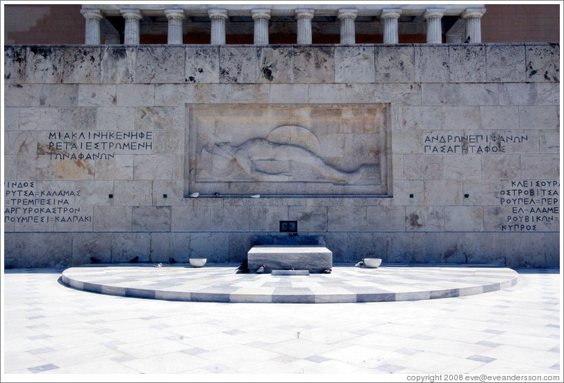 Tomb of the Unknown Soldier at the Greek parliament building at Syntagma (&#931;&#973;&#957;&#964;&#945;&#947;&#956;&#945;) Square.