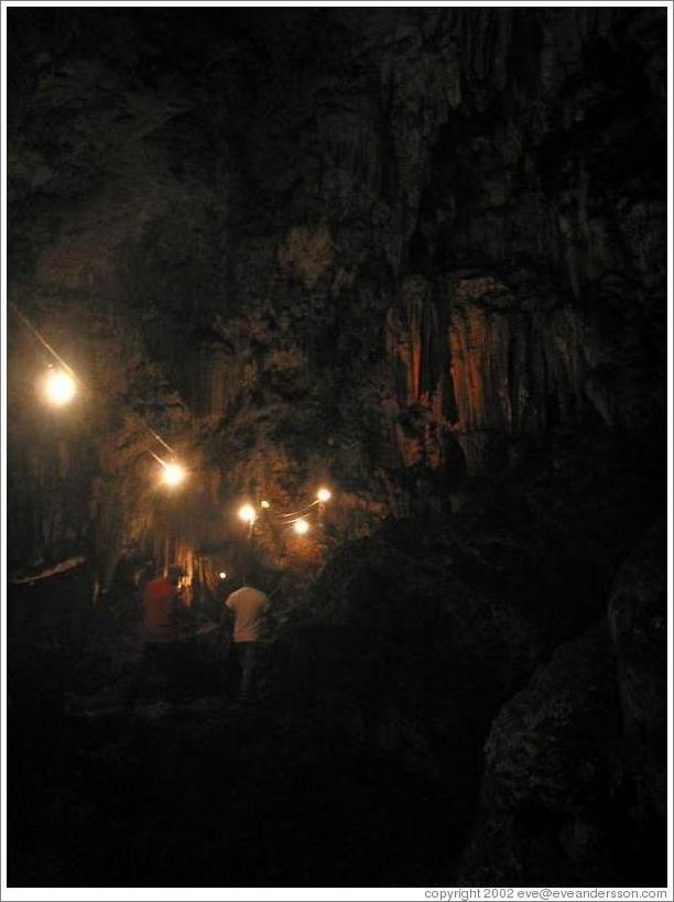 People walking, Lanqu&iacute;n caves.