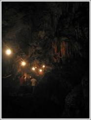 People walking, Lanqu&iacute;n caves.