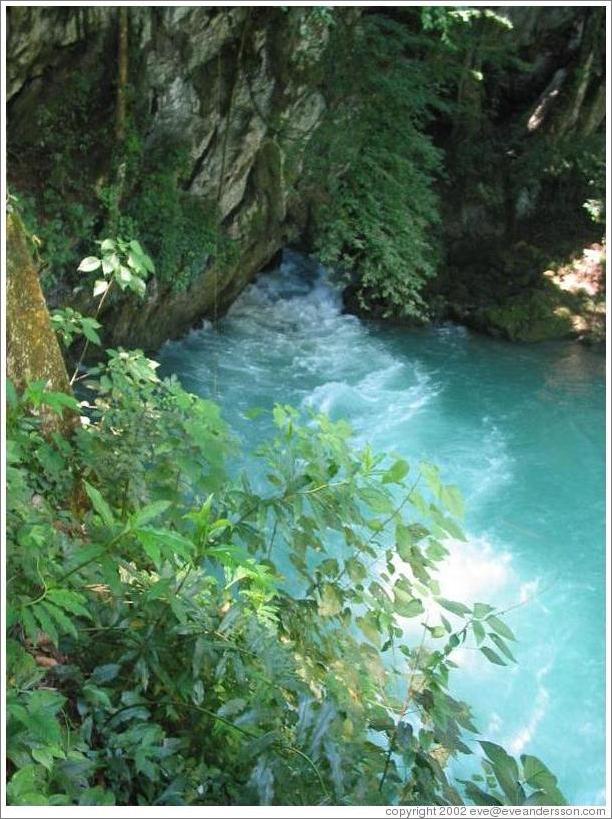 River exiting the Lanqu&iacute;n caves.