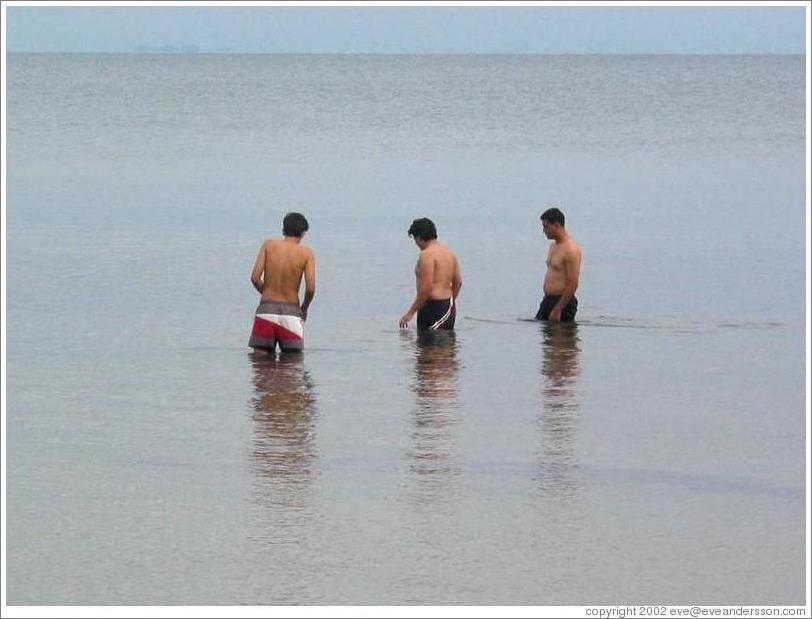 Pete, Jos&eacute; Luis, Alejandro in the cold water.
