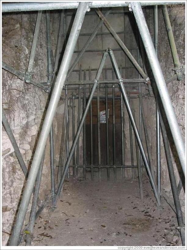 Tunnel leading into Templo 5, accessible only to construction workers (yes, I tried the gate at the end).