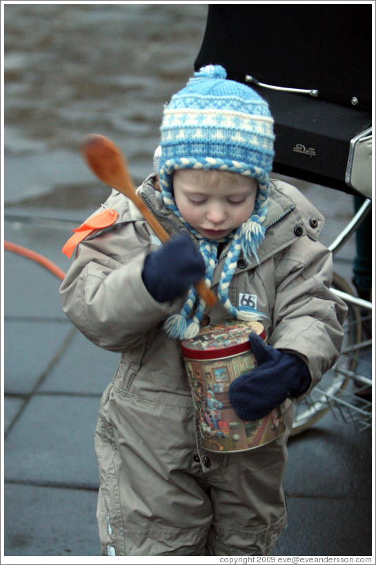 Protest in Reykjavik.  Child with tin and spoon.