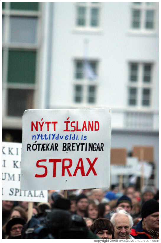 Reykjavik protest.  The sign says "N?tt ?land; nyttlydveldi.is; R?kar Breytingar; Strax" ("New Iceland; nyttlydveldi.is; radical changes immediately.")